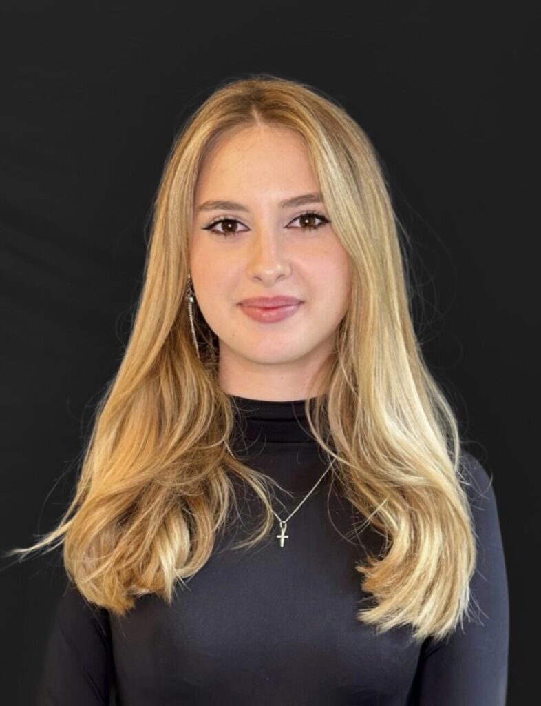 Friseurin Anna im Salon Haareszeiten Berlin Prenzlauer Berg