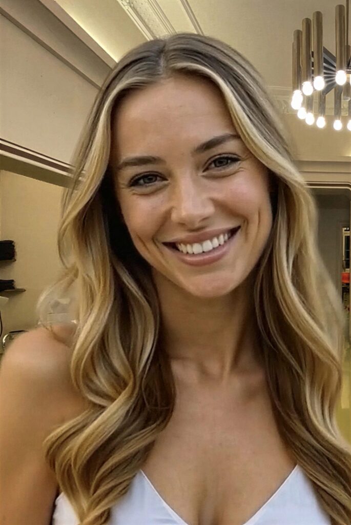 Bild einer Kundin mit natürlicher Balayage im Friseursalon Haareszeiten Berlin Prenzlauer Berg